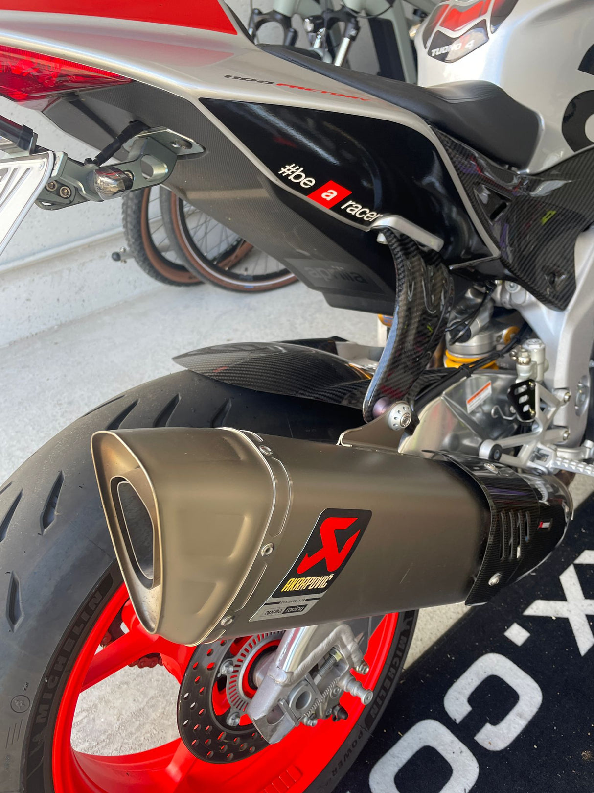 Auspuffhalter Carbon Aprilia RSV4 Tuono 2015-2020 Akrapovic