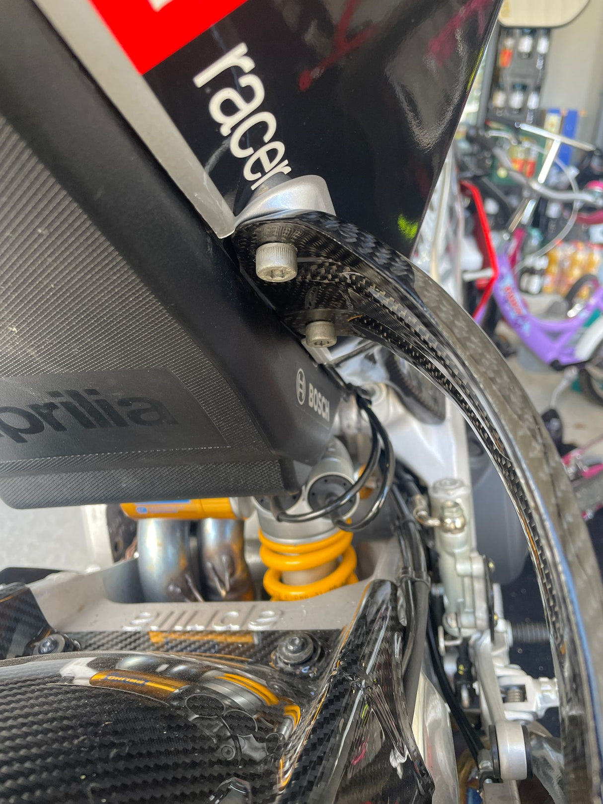 Auspuffhalter Carbon Aprilia RSV4 Tuono 2015-2020 Akrapovic