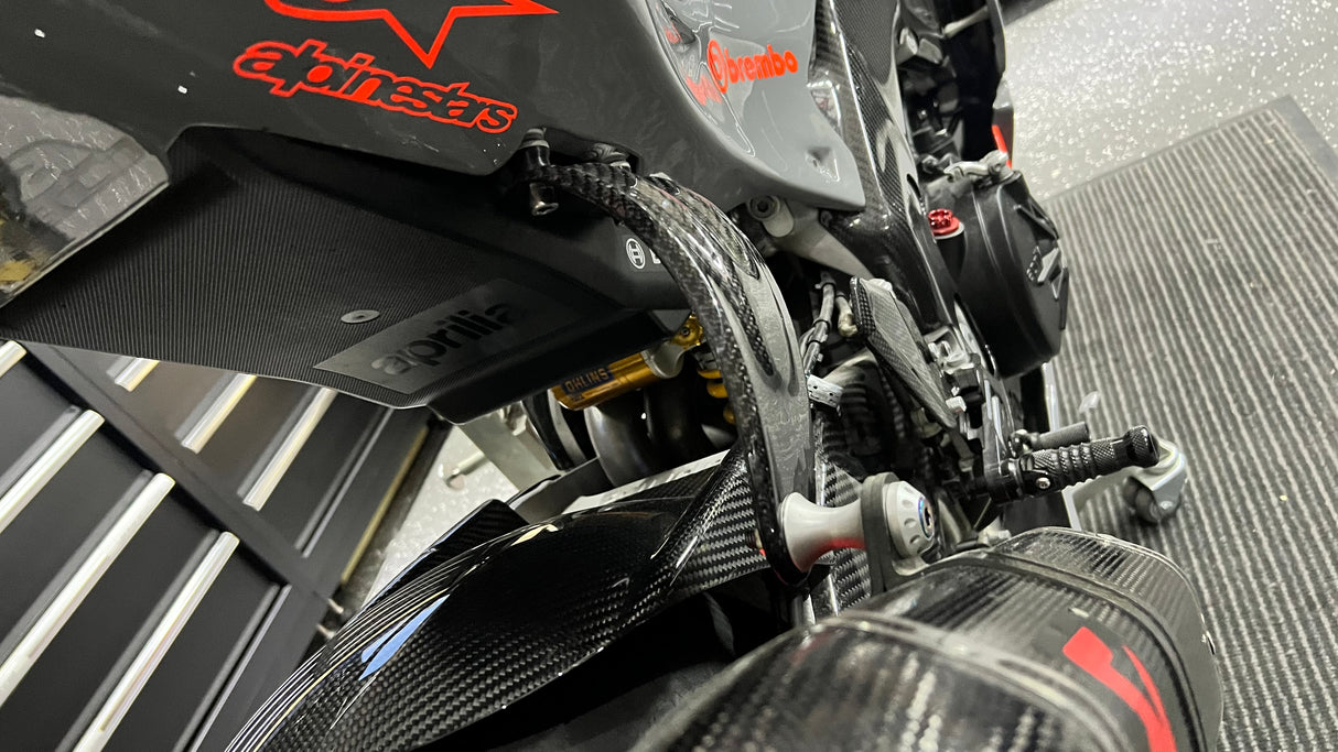 Auspuffhalter Carbon Aprilia RSV4 Tuono 2015-2020 Akrapovic