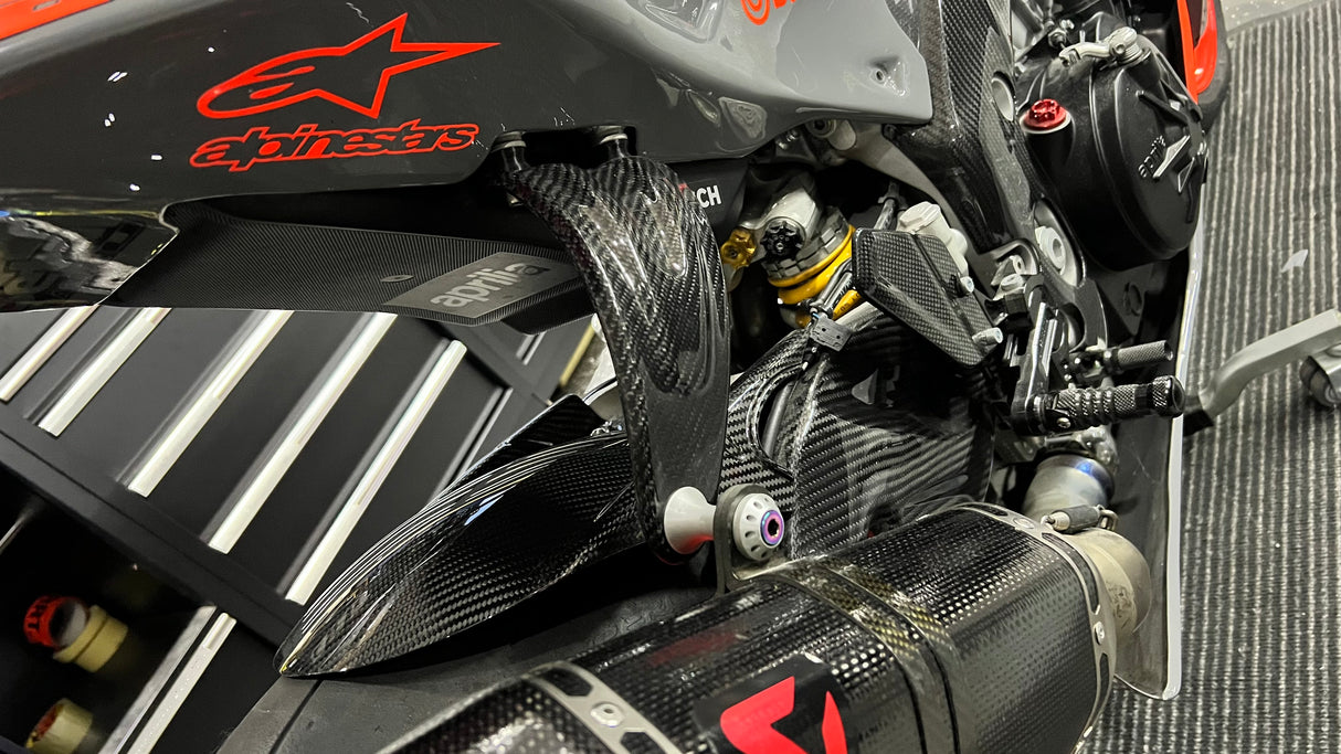 Auspuffhalter Carbon Aprilia RSV4 Tuono 2015-2020 Akrapovic