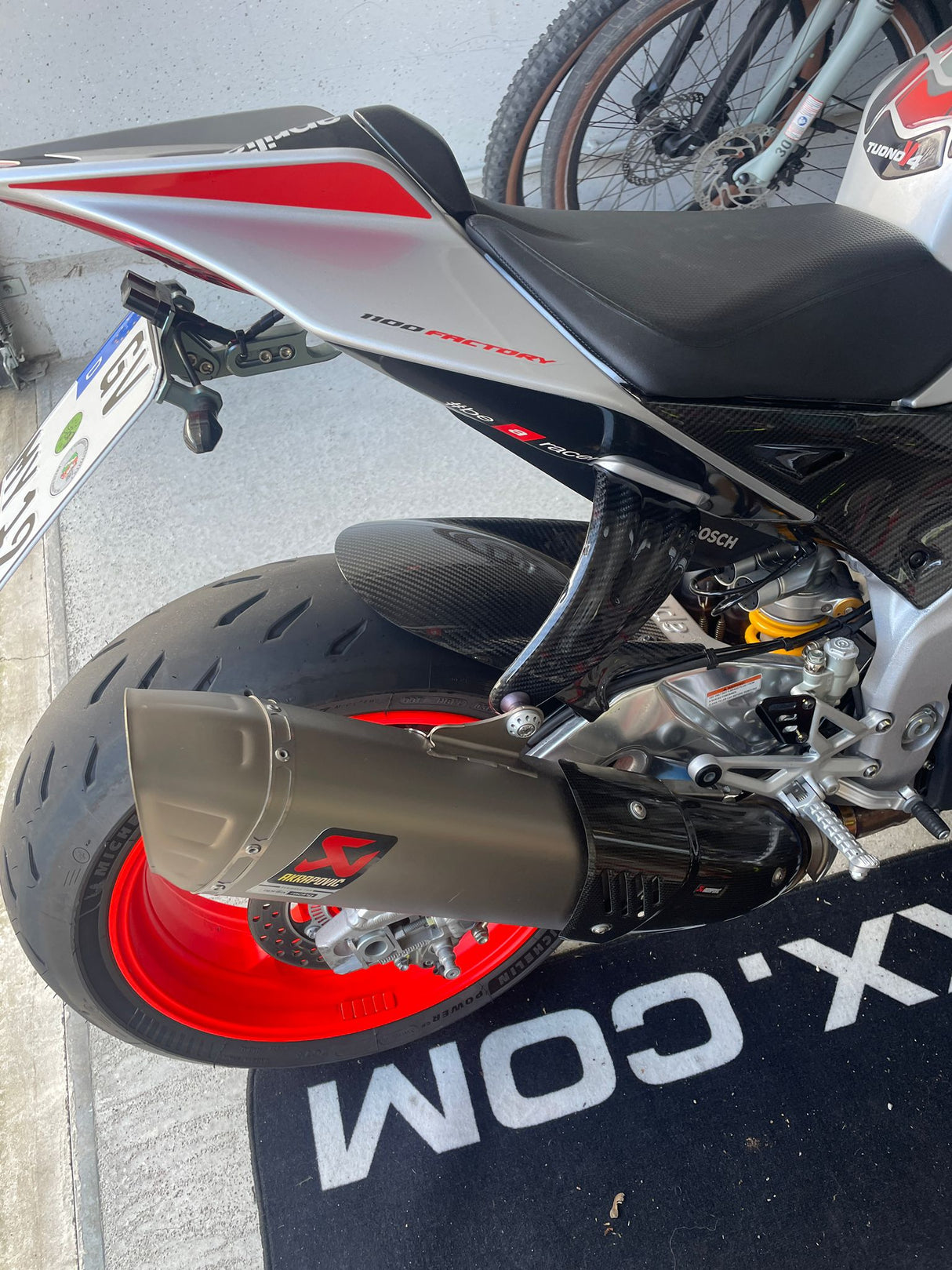 Auspuffhalter Carbon Aprilia RSV4 Tuono 2015-2020 Akrapovic